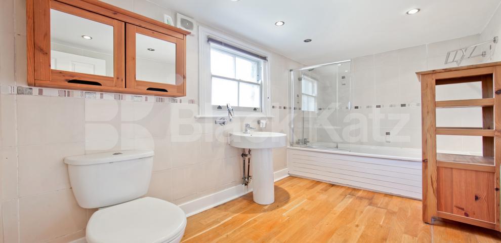 			UNDER OFFER, 2 Bedroom, 1 bath, 1 reception Apartment			 Hackford Road, Stockwell